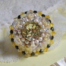 Anillo flor bordado con cristales de Swarovski, perlas redondas, cuentas de semillas y un soporte de anillo de plata 925/1000